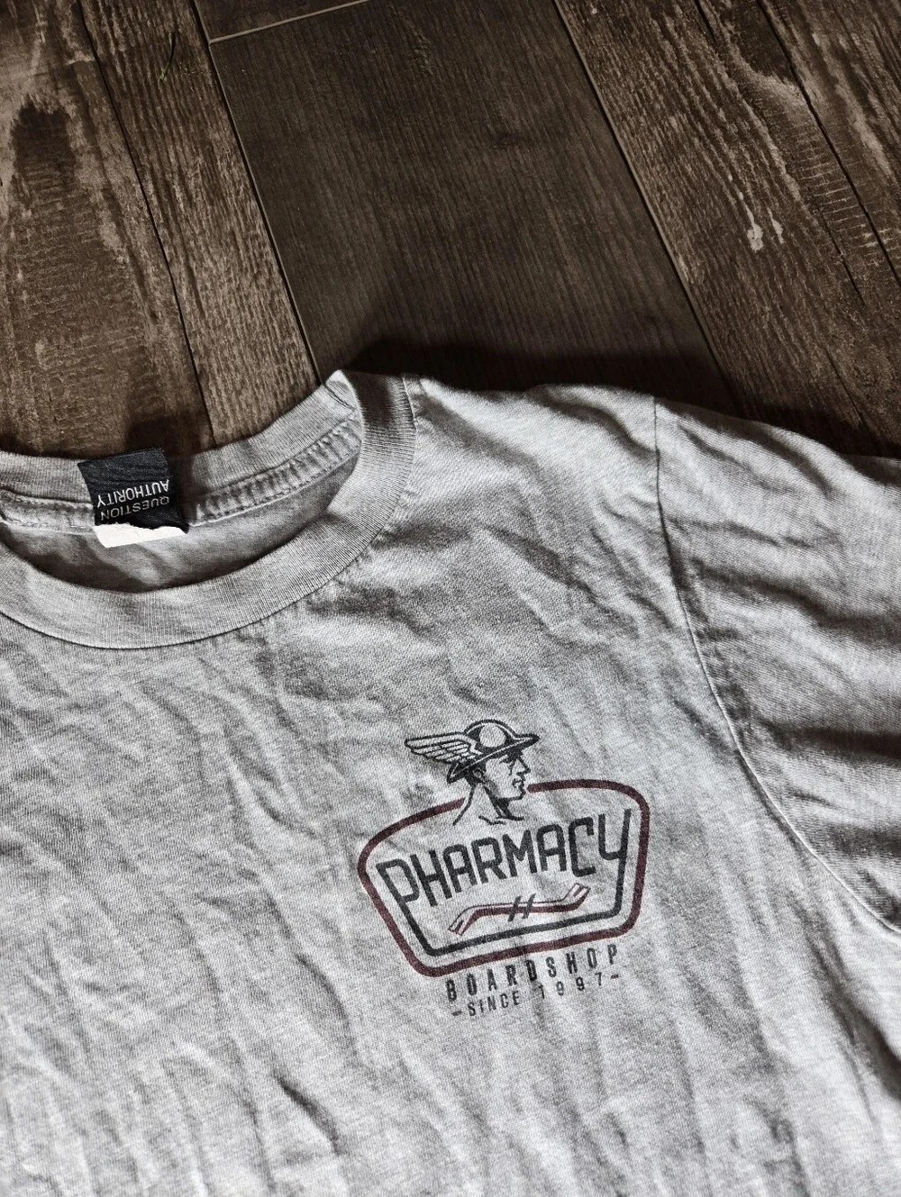 Pharmacy Board Shop Boys Gray Graphic Tee Size Medium (7/8)